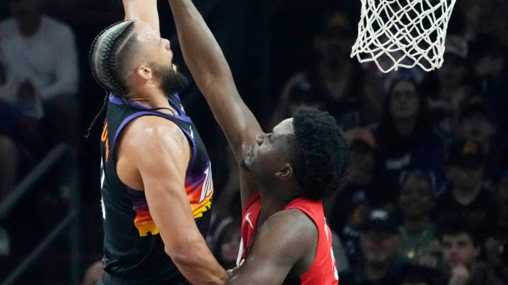 Clint Capela (rechts) kommt mit den Houston Rockets zu einem weiteren Sieg