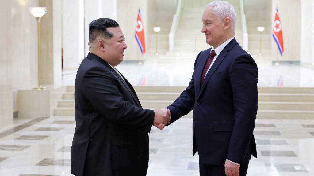 ARCHIV - Die von der staatlichen nordkoreanischen Nachrichtenagentur KCNA am 30.11.2024 zur Verfügung gestellte Aufnahme zeigt nach Angaben von KCNA Kim Jong Un, Machthaber in Nordkorea, und den russischen Verteidigungsminister Andrej Beloussow. Foto: Uncredited/KCNA/KNS/dpa