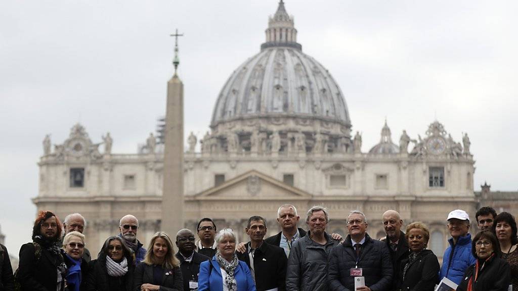 Mitglieder der Organisation ECA (Ending of Clergy Abuse) am Montag auf dem Petersplatz - am Donnerstag begann im Vatikan ein Krisengipfel zu sexuellem Missbrauch in der katholischen Kirche.