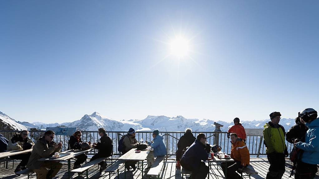 Der Kanton Glarus schliesst die Terrassen der Restaurants in den Skigebieten (Symbolbild).