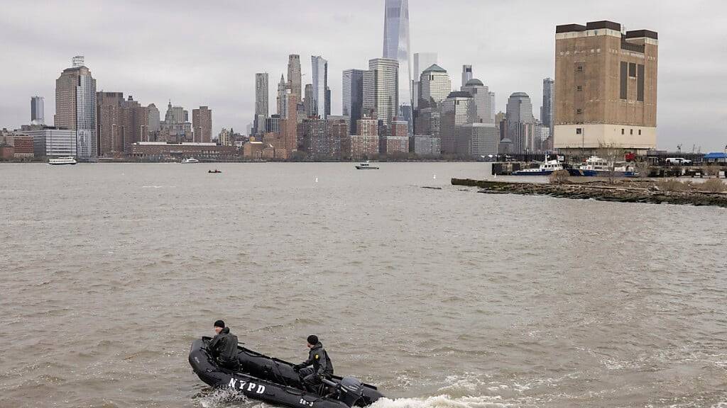 Ein Taucherteam der New Yorker Polizei sucht nach Trümmern an der Stelle, an der ein Hubschrauber in den Hudson River gestürzt ist. Foto: Yuki Iwamura/AP/dpa