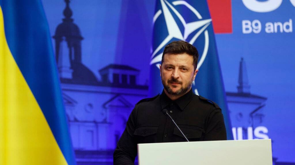 Wolodymyr Selenskyj, Präsident der Ukraine,  kommt zu einer Pressekonferenz während des Vilnius-Gipfels im Palast der Großfürsten. Foto: Mindaugas Kulbis/AP/dpa