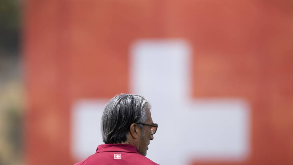 Während der Schweizer Nationaltrainer Murat Yakin mit Sonnenbrille an der Seitenlinie stehen könnte, ist es in der Schweiz längst Nacht. Die Zeitverschiebung bei der WM 2026 dürfte für Fans zur Herausforderung werden. (Symbolbild)