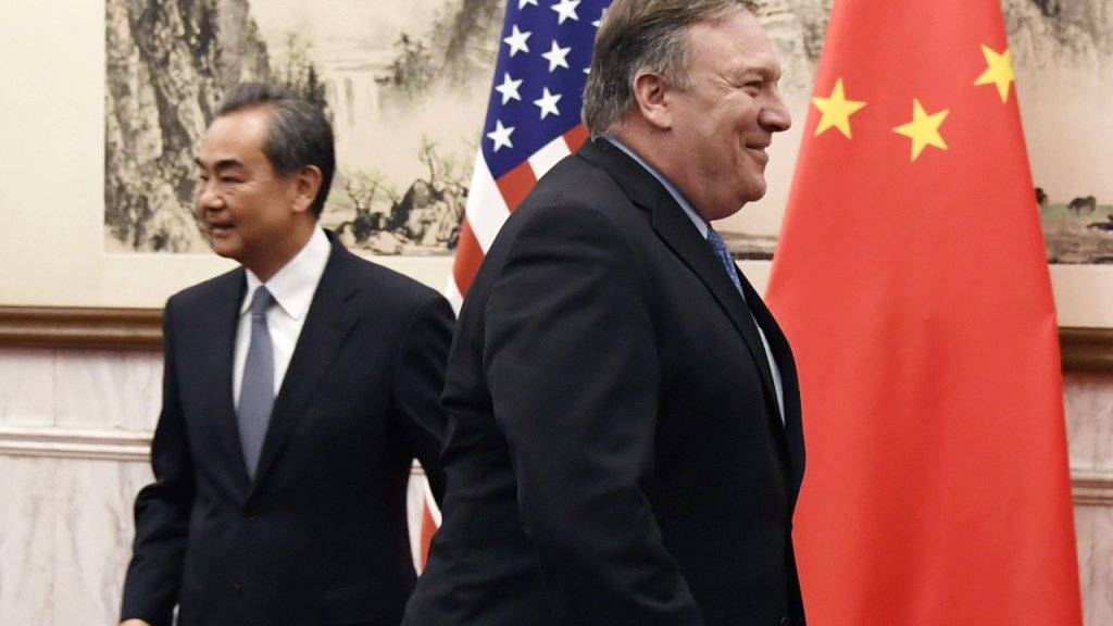 Die Interessen gehen immer weiter auseinander: China, vertreten durch Aussenminister Wang (links) und die USA, vertreten durch deren Aussenminister Pompeo am Montag in Peking