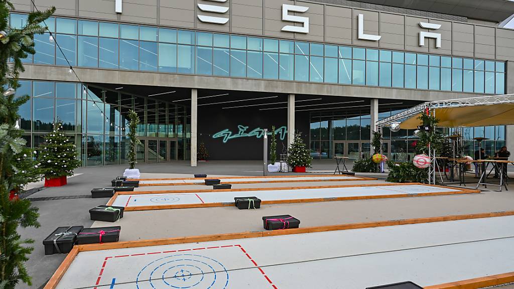 Die Tesla-Produktionsstätte in Grünheide ist wegen Lieferengpässen vorübergehend praktisch auf Stillstand. (Archivbild)