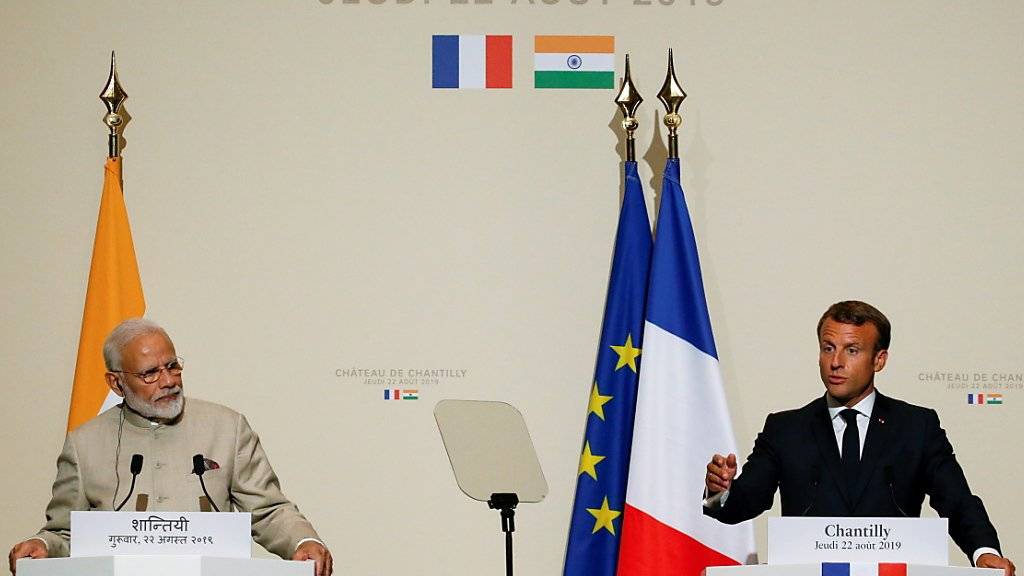 Frankreichs Präsident Emmanuel Macron (r.) und der indische Ministerpräsident Narendra Modi (l.) bei einer gemeinsamen Pressekonferenz nach einem Treffen in Paris.