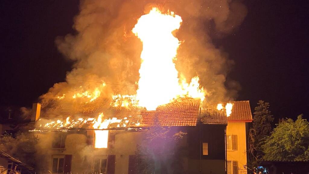Einfamilienhaus in Brand – Bewohner (36) mit schweren Verletzungen im Spital