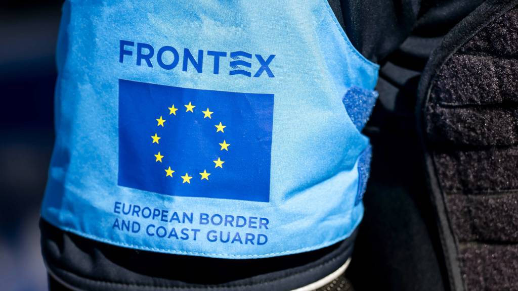 ARCHIV - Das Frontex-Logo prangt auf dem Arm eines Grenzbeamten an der griechisch-türkischen Grenze. Foto: Sem Van Der Wal/ANP/dpa
