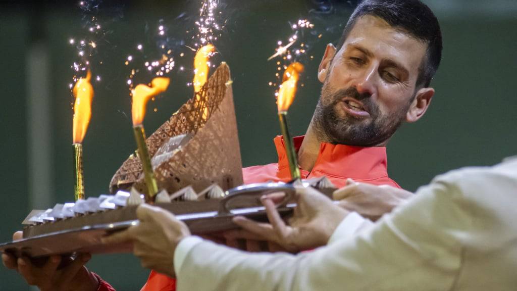 Von den Organsiatoren des Geneva Open erhielt Novak Djokovic zu seinem 38. Geburtstag eine Torte überreicht