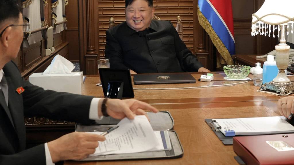 HANDOUT - Die von der staatlichen nordkoreanischen Nachrichtenagentur KCNA am 02.09.2025 zur Verfügung gestellte Aufnahme zeigt nach Angaben von KCNA Kim Jong Un, Machthaber in Nordkorea, in einem Sonderzug auf dem Weg nach China. Unabhängige Journalisten hatten keinen Zugang zu dem Ereignis, das auf diesem von der nordkoreanischen Regierung verbreiteten Bild zu sehen ist. Der Inhalt dieses Bildes ist so, wie er zur Verfügung gestellt wurde und kann nicht unabhängig überprüft werden. Das Wasserzeichen in koreanischer Sprache auf dem Bild lautet wie von der Quelle angegeben: «KCNA» ist die Abkürzung für Korean Central News Agency. Foto: Uncredited/KCNA/KNS/dpa - ACHTUNG: Nur zur redaktionellen Verwendung und nur mit vollständiger Nennung des vorstehenden Credits