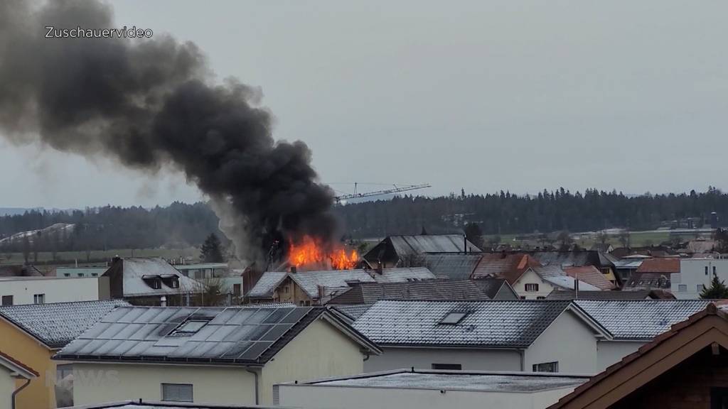 Hoher Sachschaden: Haus brennt in Niederbipp lichterloh