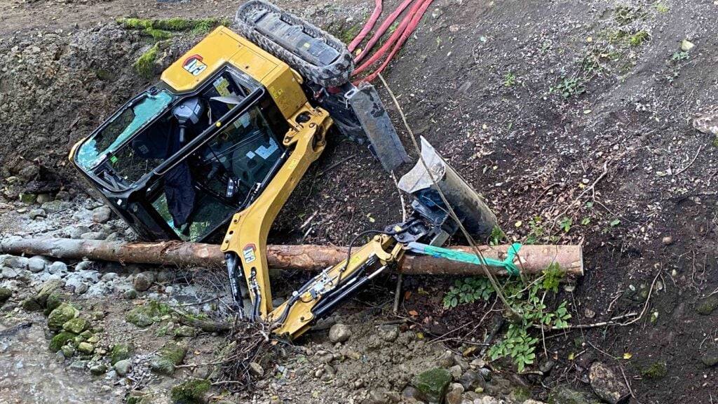 Ein Kleinbagger ist am Montagnachmittag in Allenwinden ZG vom Waldweg abgekommen, gekipt und im Schwarzenbach zum Liegen gekommen. Der Fahrer wurde verletzt.