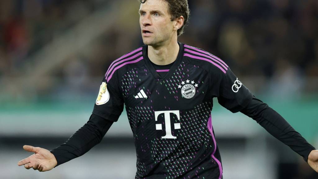 Konsternation bei Thomas Müller: Der Stürmer brachte die Bayern 1:0 in Führung, am Ende resultierte für den Favoriten aber ein 1:2 bei Drittligist Saarbrücken