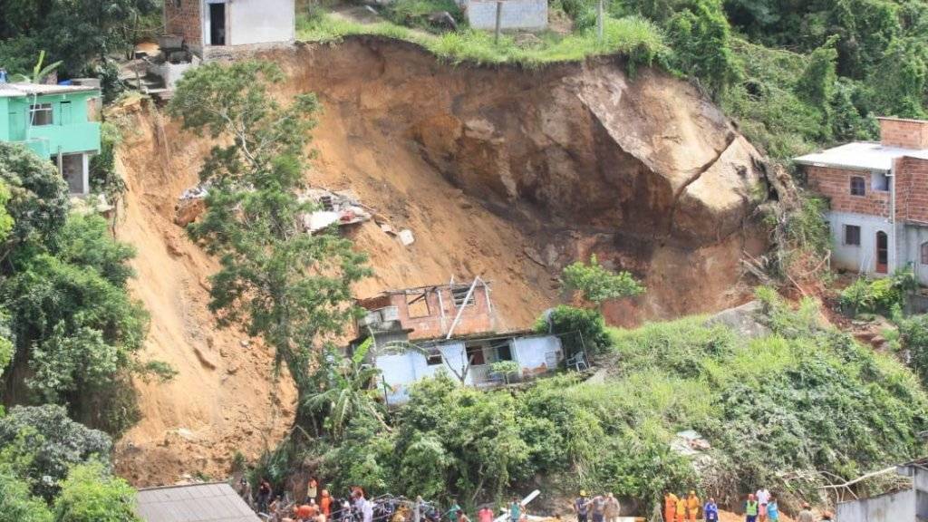 Neun Häuser sind bei einem Erdrutsch in einem Vorort von Rio zerstört worden.