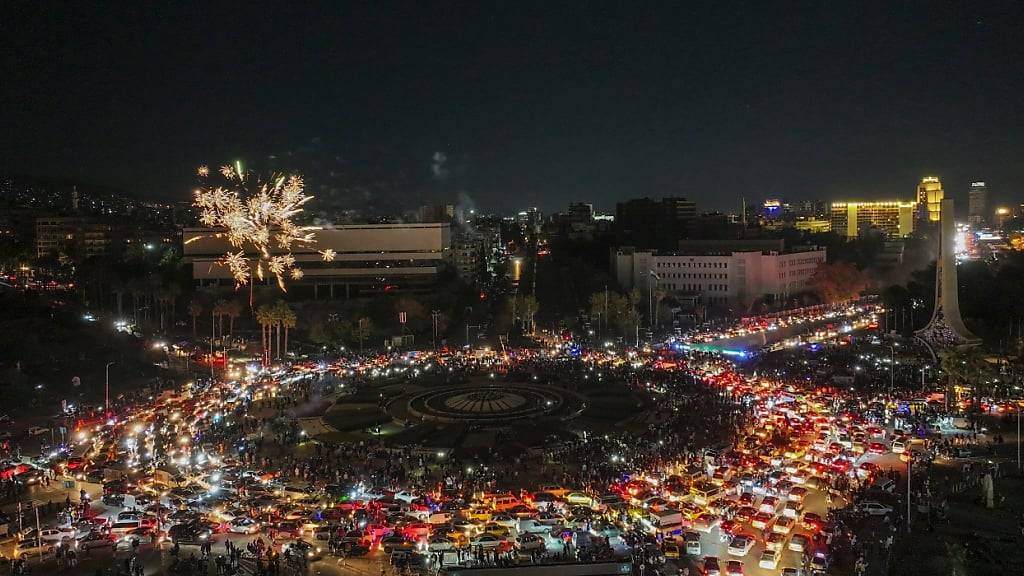 Ein Feuerwerk wird über dem Umayyad-Platz bei der Feierlichkeiten nach dem ersten Freitagsgebet seit dem Sturz von Bashar Assad gezündet. Foto: Ghaith Alsayed/AP/dpa