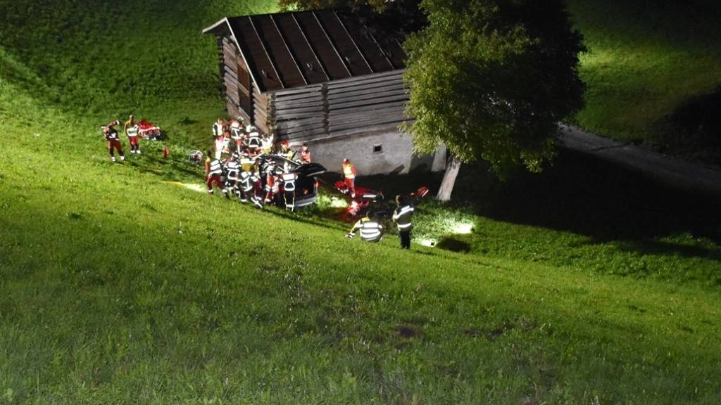 Der Wagen kam nach mehreren Überschlägen erst zum Stillstand, als er in die Scheune krachte.