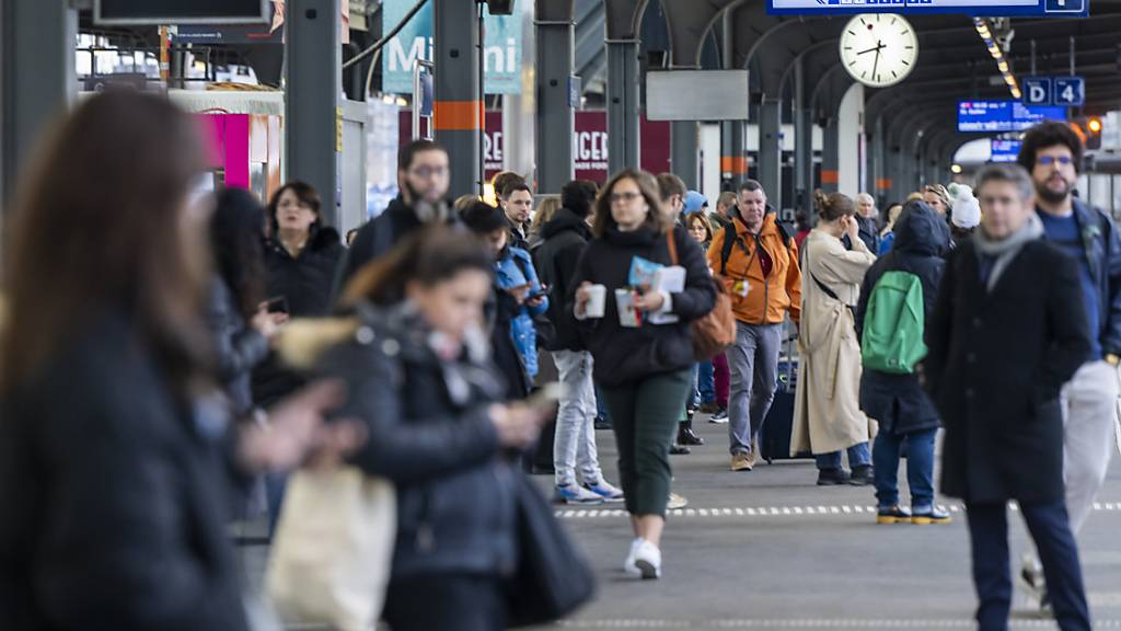 Im Jahr 2022 sind rund 3,6 Millionen Menschen in der Schweiz zur Arbeit gependelt. (Symbolbild)