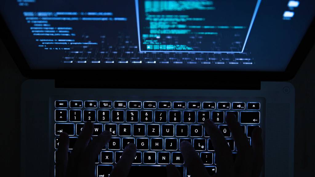 Immer wieder kommt es zu Cyberangriffen auf kritische Infrastrukturen. Der Bundesrat sieht Handlungsbedarf. (Symbolbild)