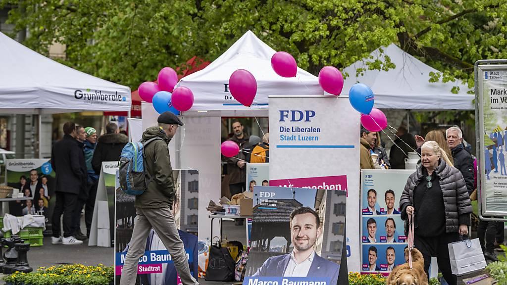 Parteien werben im Luzerner Vögeligärtli im letzten April vor den kommunalen Wahlen um Wählerinnen und Wähler. (Archivaufnahme)