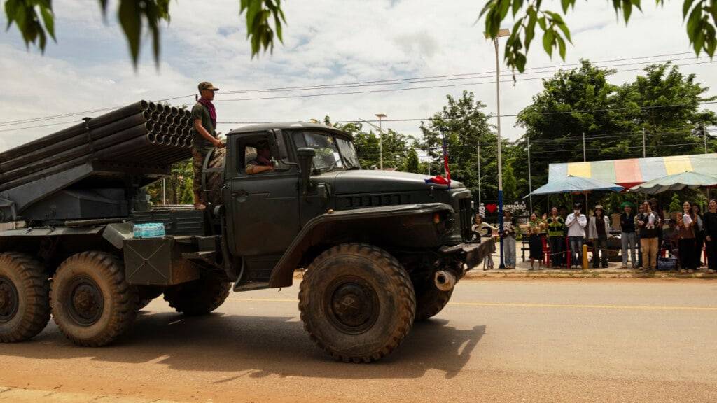 Ein Mehrfachreketenwerfer entfernt sich von der kambodschanisch-thailändischen Grenze in Siem Reap. Foto: Anton L. Delgado/AP/dpa
