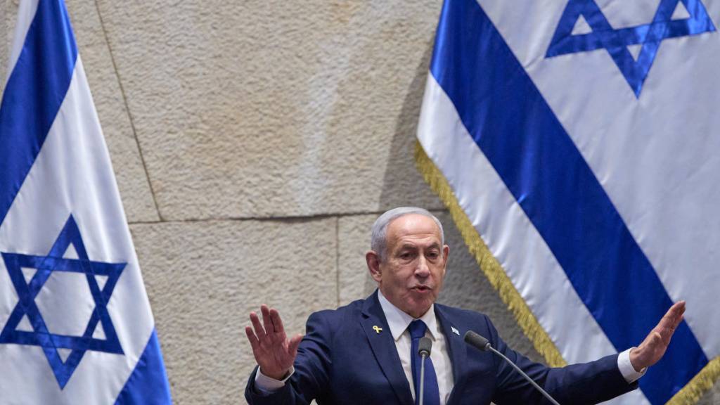 ARCHIV - Israels Ministerpräsident Benjamin Netanjahu spricht vor Abgeordneten in der Knesset, dem israelischen Parlament. Foto: Ohad Zwigenberg/AP/dpa