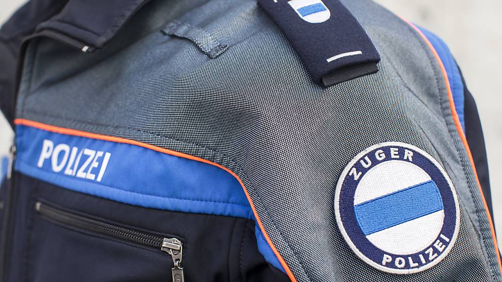 Die Zuger Polizei stoppte am Freitagabend auf der Autobahn A4 einen betrunkenen Autolenker. (Archivbild)