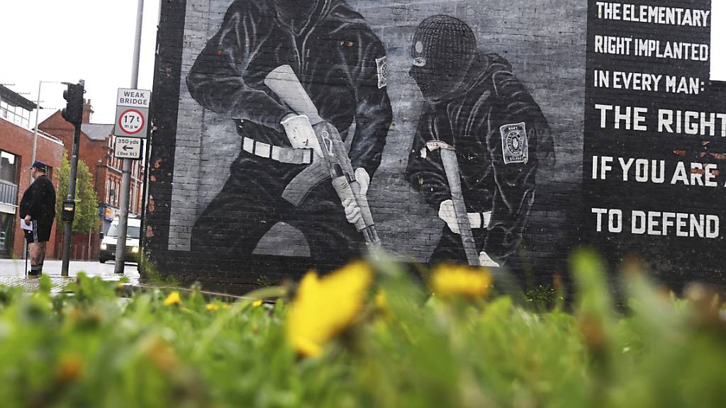Ein loyalistisches Wandgemälde an einer Wand in Ost-Belfast, Nordirland. Das Karfreitagsabkommen («Good Friday Agreement») vom 10.04.1998 beendete die massive Gewalt, löste aber nicht die tief verwurzelten Spannungen in Nordirland. Foto: Peter Morrison/AP
