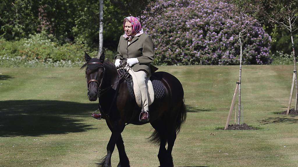 Die britische Königin Elizabeth II. hat sich seit Langem wieder einmal im Freien präsentiert.