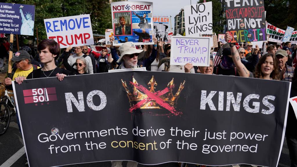 dpatopbilder - Demonstranten tragen Schilder und Banner, als sie während einer No-Kings-Demonstration zur National Mall in Washington marschieren. Foto: Jose Luis Magana/FR159526 AP/AP/dpa