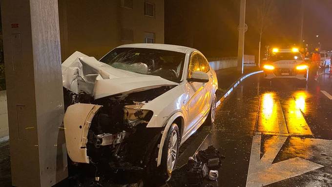 BMW-Fahrer (19) knallt in Pfosten der Limmattalbahn – leicht verletzt