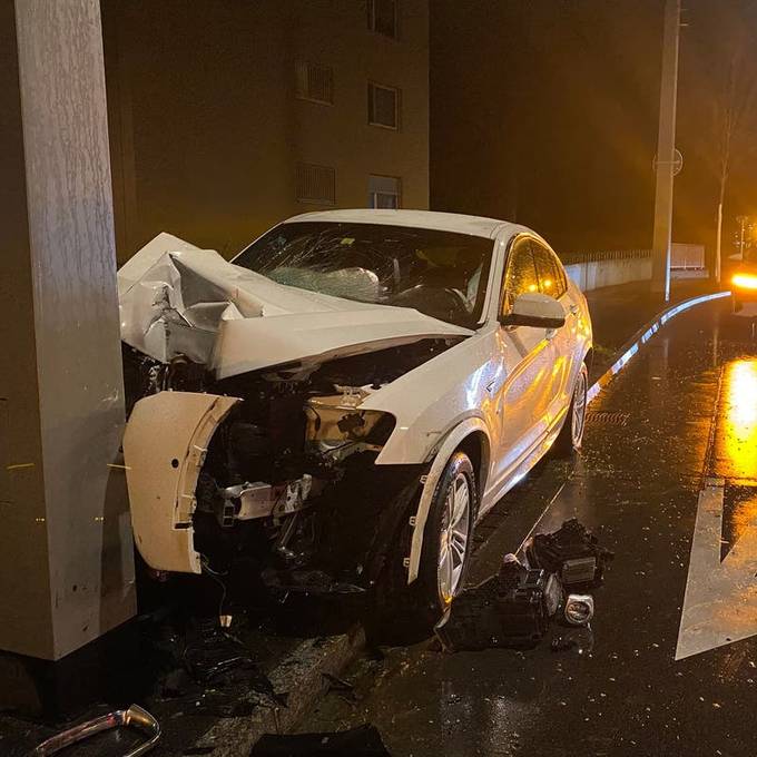 BMW-Fahrer (19) knallt in Pfosten der Limmattalbahn – leicht verletzt