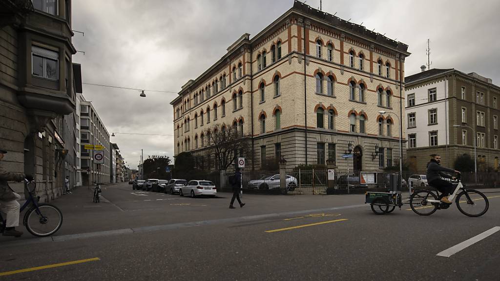 Minderjährige unbegleitete Asylsuchende sind im Kanton Zürich derzeit an 10 Standorten utnergerbacht - unter anderem auch in der ehemaligen Polizeikaserne in der Stadt Zürich. (Archivbild)