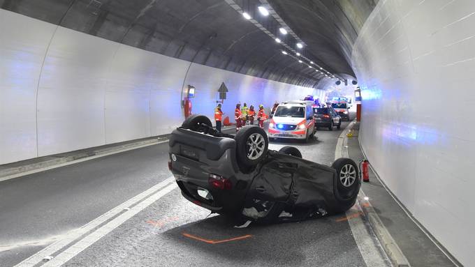 Kollision zweier Autos im Tunnel Gorda 