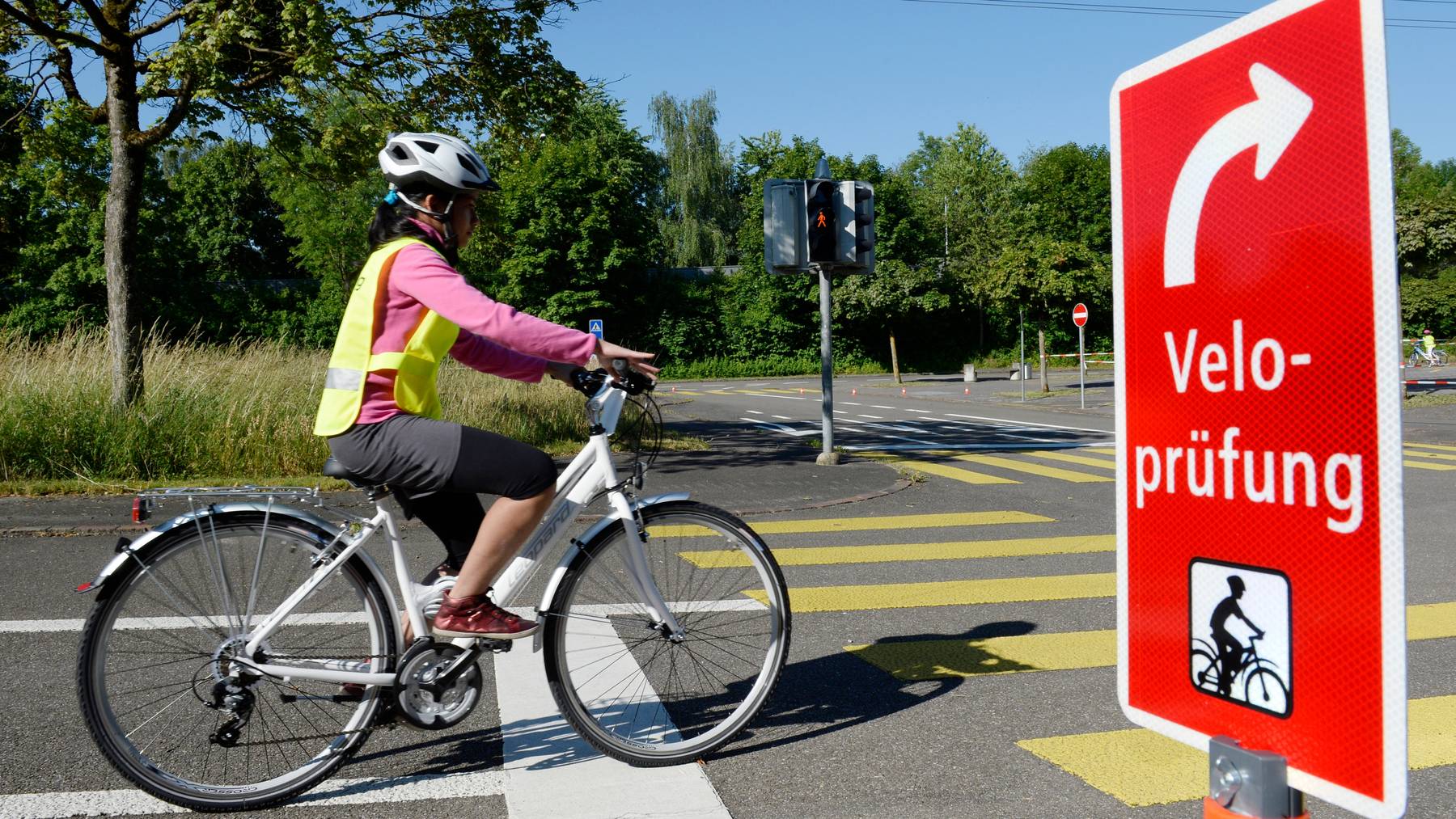 Haben Kinder gute Verkehrskenntnisse ist der Schulweg mit dem Velo sicherer als zu Fuss. (Symbolbild)