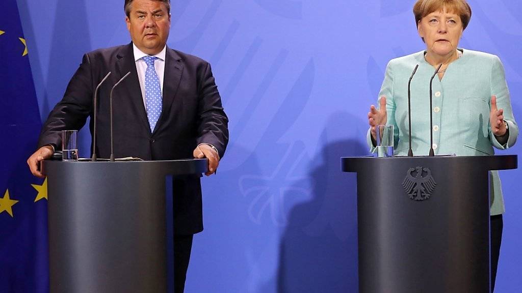 Bundeskanzlerin Angela Merkel und Vizekanzler Sigmar Gabriel stellen das Integrationsgesetz vor.