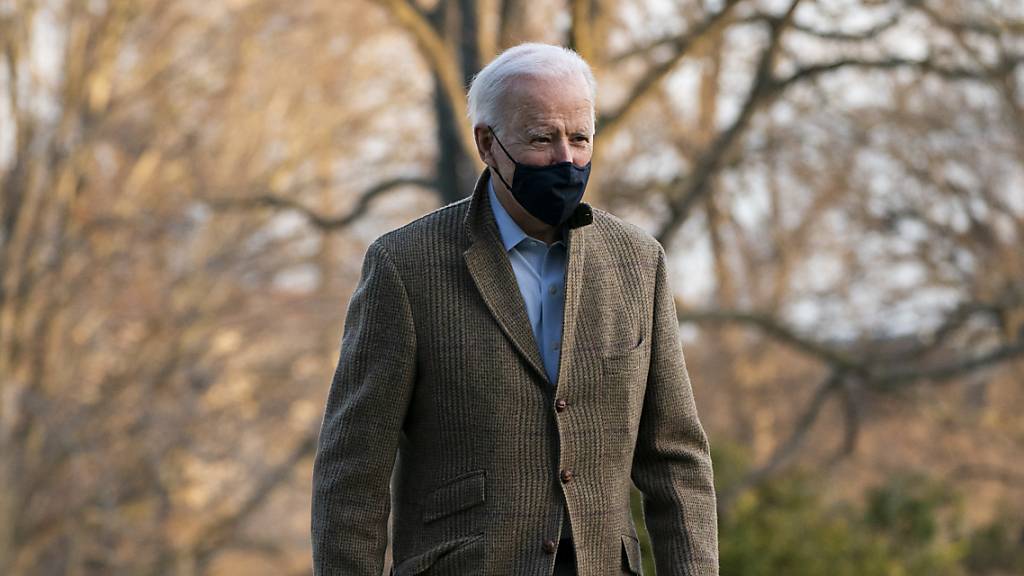 Joe Biden, Präsident der USA, geht auf dem South Lawn in Richtung der versammelten Medienvertreter bei der Ankunft im Weissen Haus.