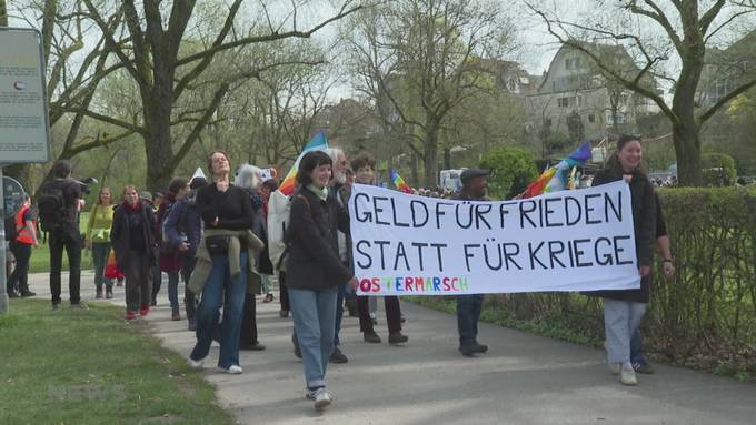 Demonstrierende fordern am Berner Ostermarsch Geld für Frieden