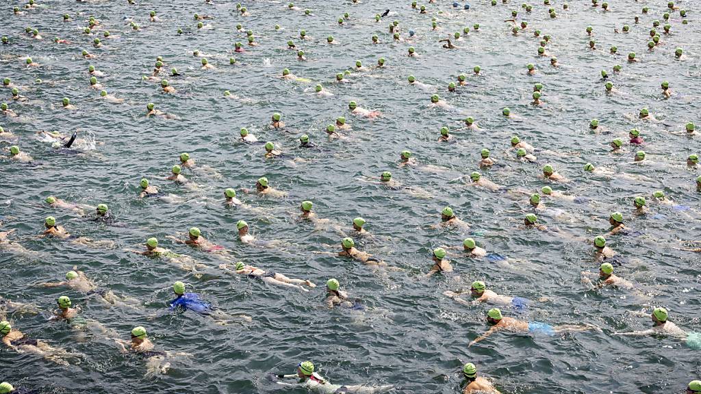 Enge Verhältnisse auf dem Zürichsee: Über 8500 Schwimmerinnen und Schwimmer  nahmen am Mittwoch an der Seeüberquerung teil.