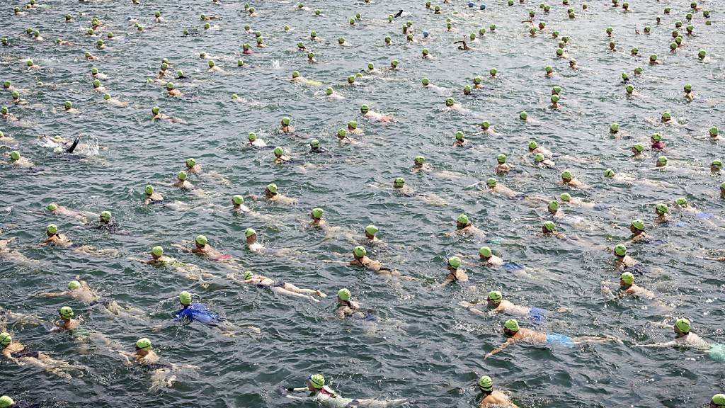 Enge Verhältnisse auf dem Zürichsee: Über 8500 Schwimmerinnen und Schwimmer  nahmen am Mittwoch an der Seeüberquerung teil.