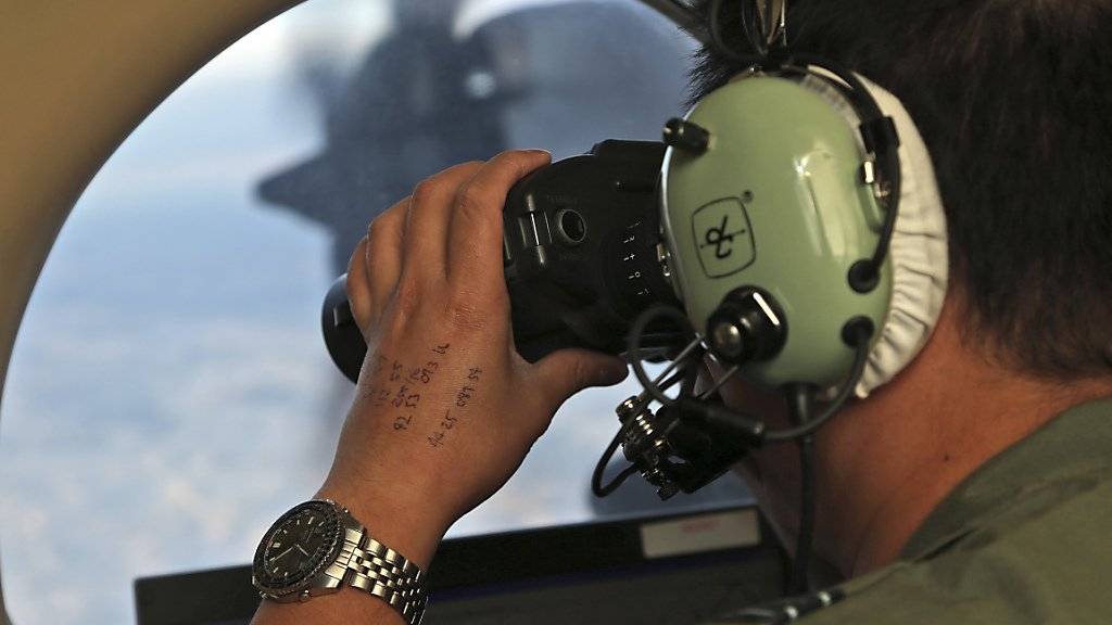 Ein Soldat sucht die Meeresoberfläche im März 2014 nach dem vermissten Flug MH370 ab. Die Suche wird nun eingestellt. (Archiv)