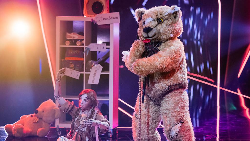 ARCHIV - Die Figur «Der Teddy» steht in der Prosieben-Show «The Masked Singer» auf der Bühne. Der Teddy wird am 30.10.2021 bei der ProSieben-Show «The Masked Singer» krankheitsbedingt ausfallen. Foto: Rolf Vennenbernd/dpa