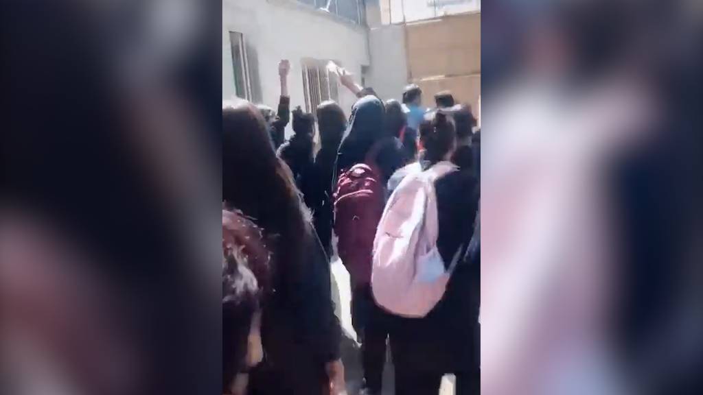 Iranische Schülerinnen jagen Bildungsbeamten vom Schulhof