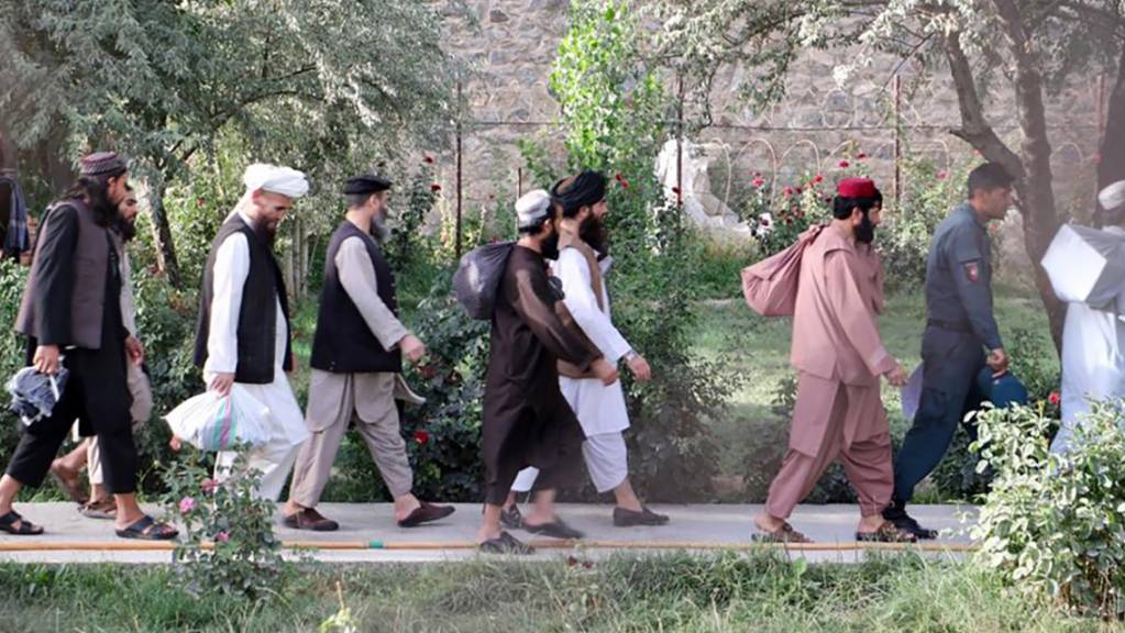 HANDOUT - Taliban-Gefangene werden aus der Haftanstalt Pol-e Tscharchi entlassen. Foto: -/Afghanistan's National Security Council/AP/dpa - ACHTUNG: Nur zur redaktionellen Verwendung und nur mit vollständiger Nennung des vorstehenden Credits