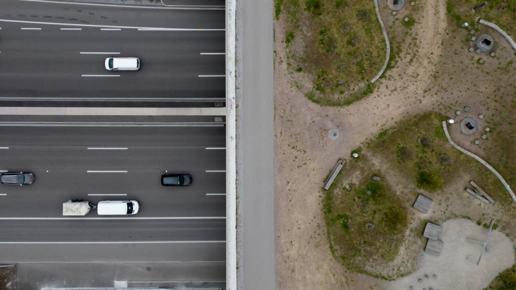Wegen eines Unfalls mit einem Lastwagen gab es im Gubrist-Tunnel bei Regensdorf ZH am Freitagmorgen einen grossen Rückstau.
