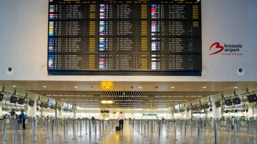 ARCHIV - Einige Passagiere auf dem Brüsseler Flughafen während eines nationalen Streiks im Oktober 2025. Foto: Marius Burgelman/Belga/dpa