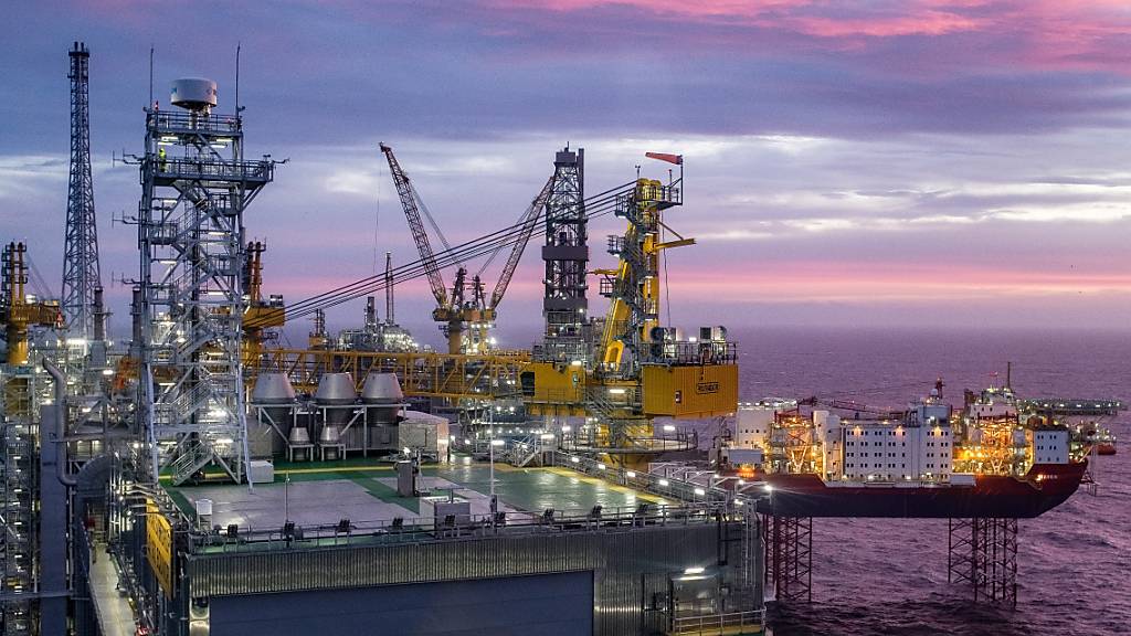 ARCHIV - Der Himmel erleuchtet in lila und pink hinter dem Johan-Sverdrup-Ölfeld in der Nordsee. Foto: Carina Johansen/NTB scanpix/dpa
