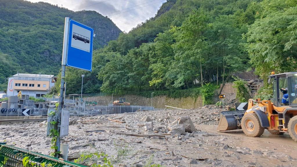 HANDOUT - Seit Tagen schon sorgt Starkregen in Südtirol für Überschwemmungen. Nun geben die Behörden erneut Warnungen heraus. Foto: LFV Südtirol/dpa - ACHTUNG: Nur zur redaktionellen Verwendung im Zusammenhang mit der aktuellen Berichterstattung und nur mit vollständiger Nennung des vorstehenden Credits