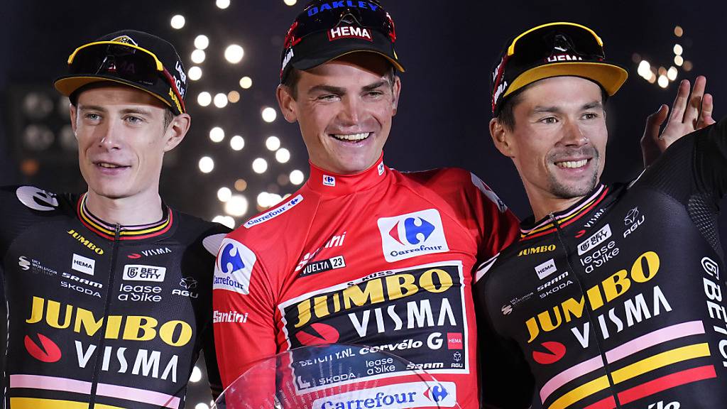 Die Equipe Jumbo-Visma (hier Jonas Vingegaard, Sepp Kuss und Primoz Roglic bei der Siegerehrung an der diesjährigen Vuelta) fusioniert nicht mit dem Team Soudal-QuickStep