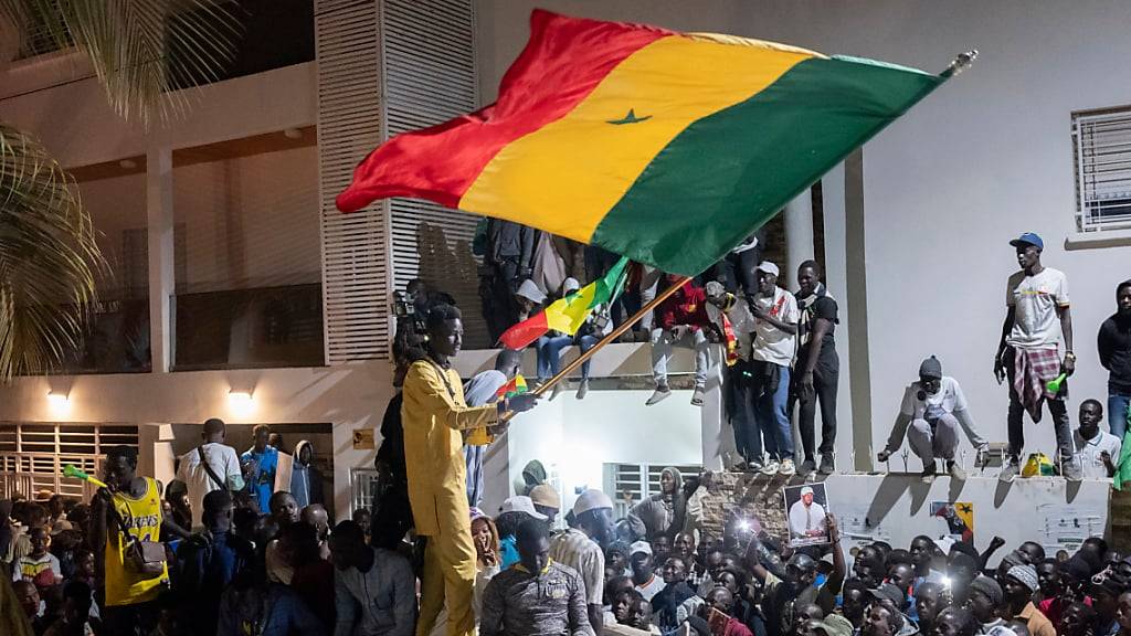 dpatopbilder - Unterstützer feiern die Freilassung von Senegals führendem Oppositionsführer Ousmane Sonko und seinem wichtigsten Verbündeten Bassirou Diomaye Faye vor Sonkos Haus in Dakar. Foto: Sylvain Cherkaoui/AP/dpa