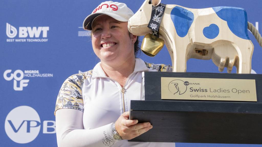 Die englische Golferin Eleanor Givens mit der Siegertrophäe des Swiss Ladies Open
